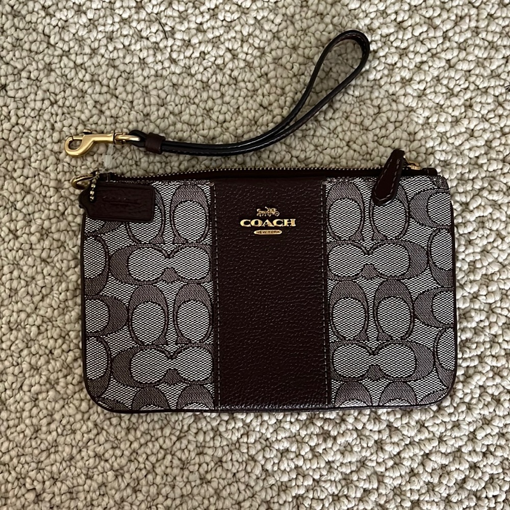 Signature Coach Small Wristlet⚡️